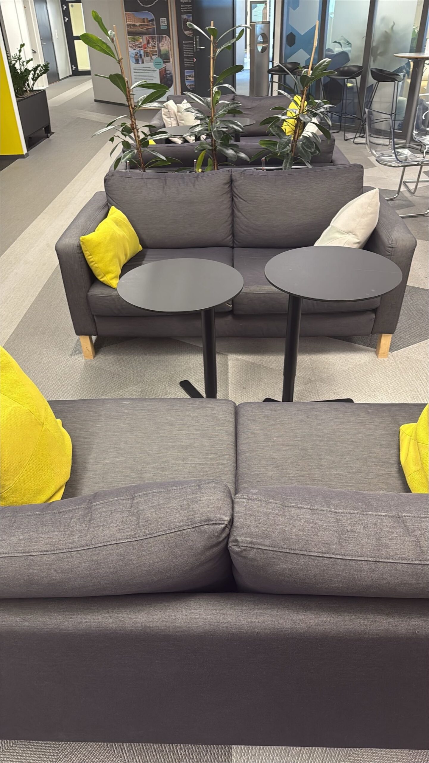 Upholstery cleaning for offices: meeting room with fabric chairs
