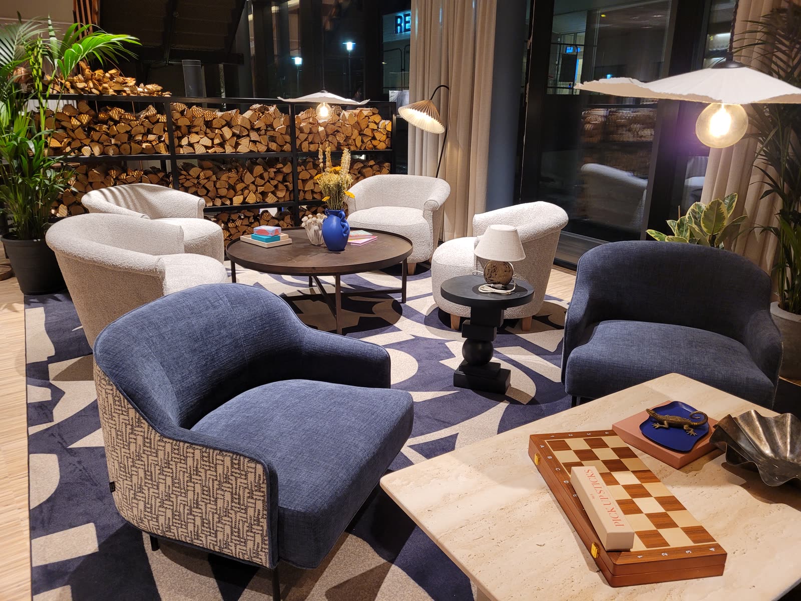 Lounge corner with chess table, grey and blue boucle chairs
