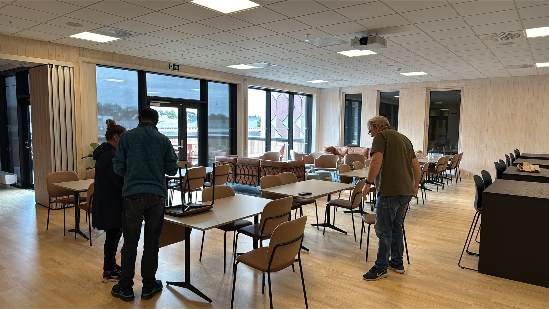Upholstery cleaning for schools: assembly hall with rows of chairs