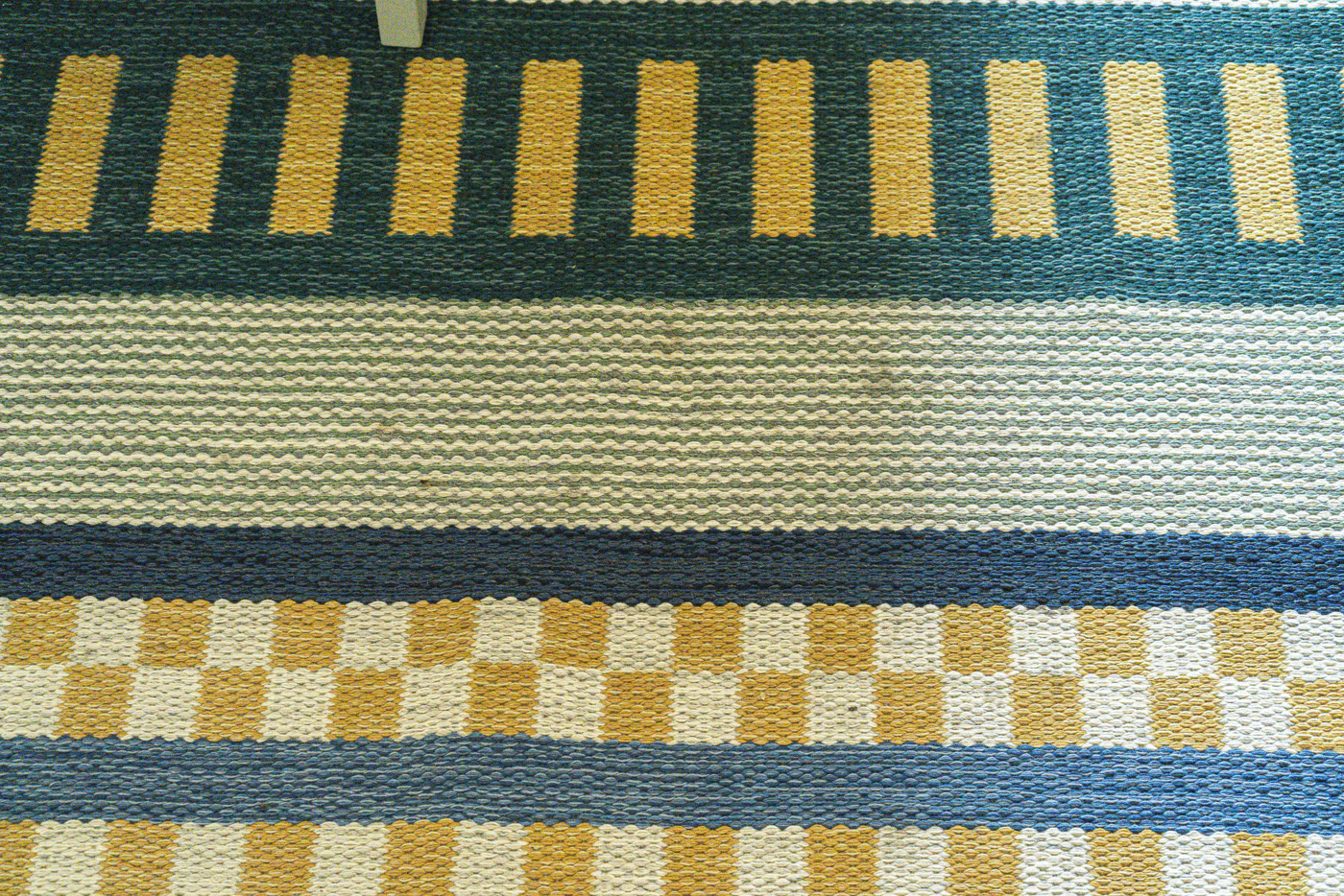 Before treatment – beige carpet with traffic shading in front of a leather sofa